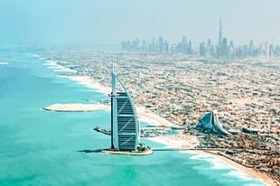Burj Al Arab y Ciudad de Dubái en el horizonte.