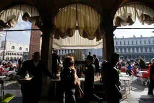 Turistas abarrotan la Plaza de San Marcos en Venecia