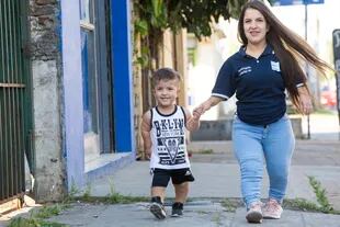 Karen junto a su hijo Ángel Tahiel, ambos tienen acondroplasia