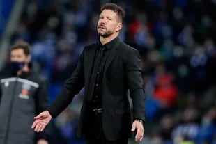 SAN SEBASTIAN, SPAIN - JANUARY 19: Coach Diego Pablo Simeone of Atletico Madrid  during the Spanish Copa del Rey  match between Real Sociedad v Atletico Madrid at the Estadio Reale Arena on January 19, 2022 in San Sebastian Spain (Photo by David S. Bustamante/Soccrates/Getty Images)