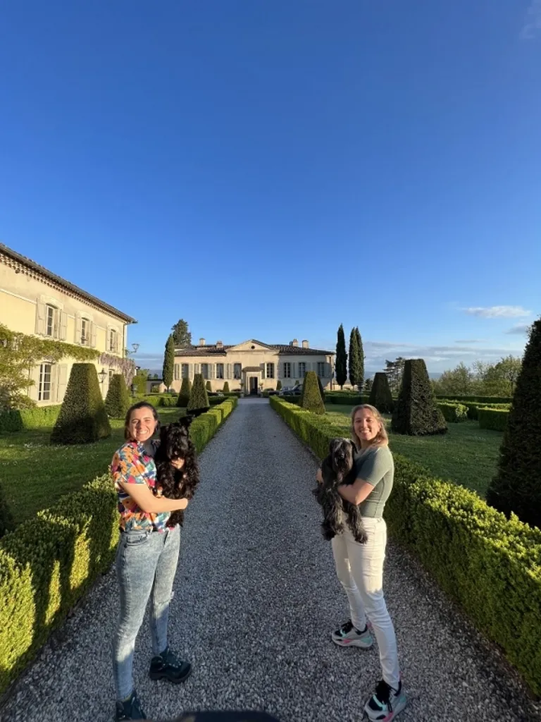 Fio y Ania cuidando perros en una mansión de Francia