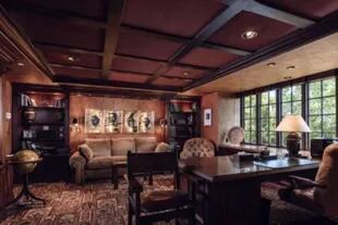 La casa se completa con un estudio de madera oscura de aspecto serio y lujoso. Crédito: BackGrid