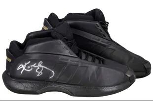 Las zapatillas que usó Kobe en la final de la NBA de 2001 contra Philadelphia Sixers son el objeto más oneroso hasta el momento: 28.000 dólares