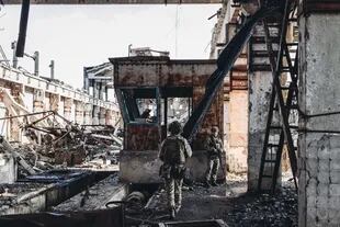 19-02-2022 Dos soldados, del ejército ucraniano, caminan por una antigua fábrica destruida por la guerra en la línea del frente, a 19 de febrero de 2022, en Avdiivka, Oblast de Donetsk (Ucrania). POLITICA Diego Herrera - Europa Press