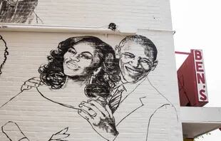 Un mural del ex presidente deEstados Unidos, Obama y su mujer fuera de Ben´s.