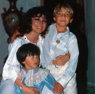 Verónica Castro junto a sus hijos, Cristian y Michel