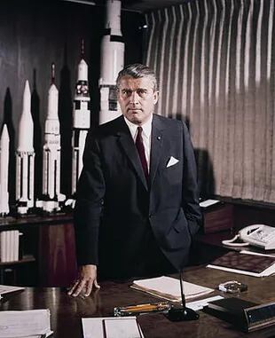 Von Braun en su cargo de directivo de la NASA, en mayo de 1964