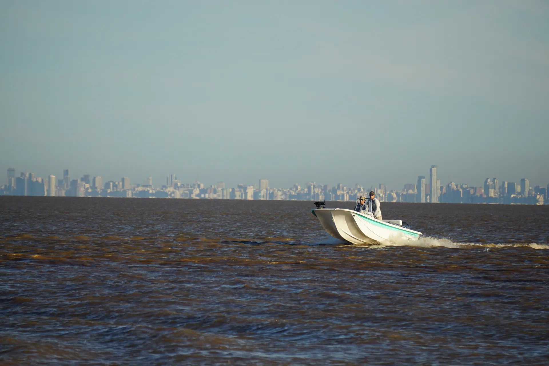 El Río de la Plata resulta de la confluencia de dos cuencas muy importantes, la del Río Uruguay y la del Río Paraná, ambas de enorme extensión.