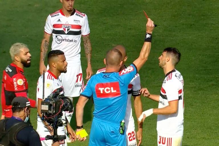 Jonathan Calleri ve la tarjeta roja luego de una fuerte infracción en los primeros minutos de San Pablo vs. Flamengo