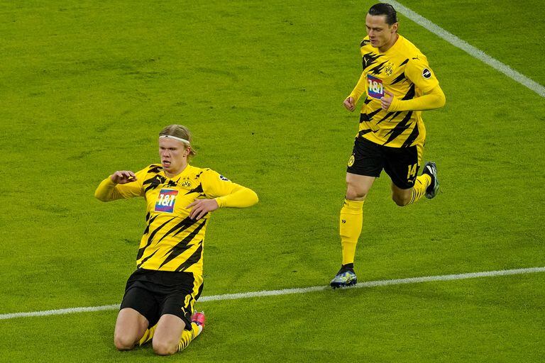 Erling Haaland festeja un gol durante el partido de la Bundesliga que disputan el Bayern Munich y el Borussia Dortmund
