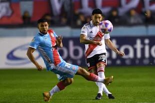 Escena del partido que disputan Arsenal de Sarandí y River Plate.