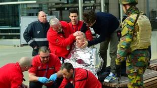 Dos explosiones primero en el aeropuerto de Bruselas y una tercera en la estación de metro Maelbeek volvieron a sembrar el terror en Europa