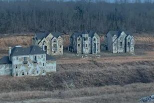 Video: el tétrico pueblo abandonado con mansiones de millones de dólares