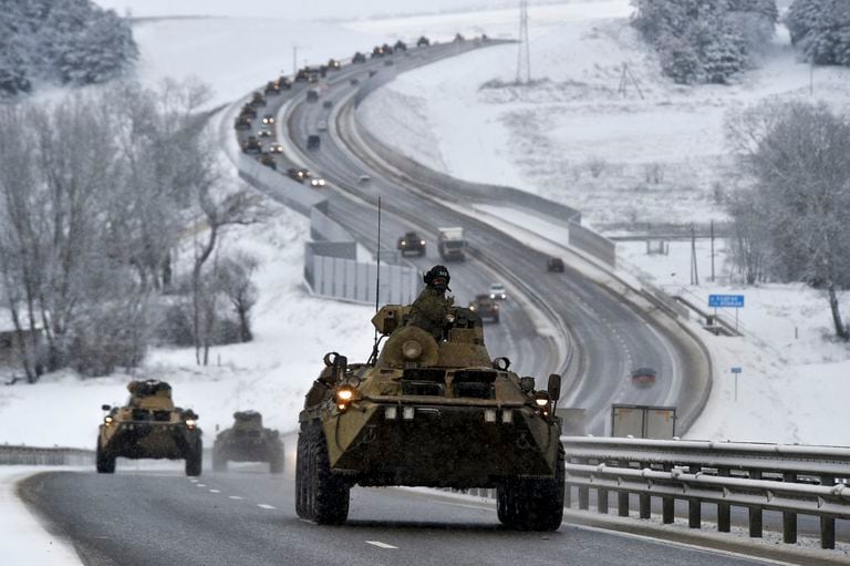 Un convoglio di veicoli corazzati russi guida su un'autostrada in Crimea, 18 gennaio 2022 (Foto AP)