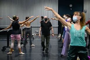 El maestro Mario Galizzi en su primera clase como director del Ballet Estable del Colón, en febrero último; Giselle será la apertura de la temporada de danza, en abril próximo