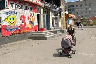 Ludmila, una ucraniana en Bashtanka, durante una salida para hacer las compras