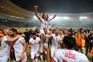 Los festejos de Túnez, al que le alcanzó con el empate sin goles ante Mali para llegar al Mundial de Qatar
