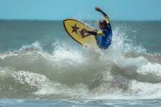 Surf retro en Mar del Plata: cuatro generaciones participaron en un torneo