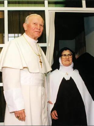 El Papa Juan Pablo II junto a la Hermana Lucía
