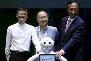 Masayoshi Son, fundador de SoftBank, Terry Gou, fundador de Foxconn y Jack Ma,fundador de Alibaba, junto a Pepper