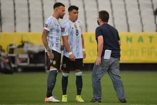 Un funcionario de la Agencia Nacional de Vigilancia Sanitaria (Anvisa) increpa a los argentinos Nicolás Otamendi y Marcos Acuña, durante el partido suspendido con Brasil, por las eliminatorias sudamericanas, el 5 de septiembre del año pasado
