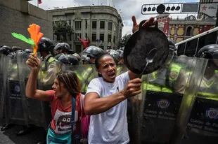 Alcaldes y empleados municipales de Venezuela, ayer, en una protesta por más recursos