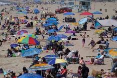 Desborde en Californiana: miles de turistas sin barbijos fluyen hacia las playas