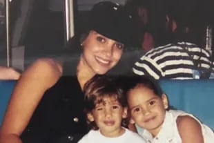 Leslie Torres junto a los dos hijos que tuvo con Ricardo Arjona, Adria y Ricardo