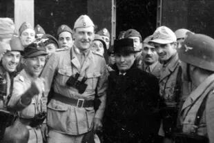 Otto Skorzeny junto a Benito Mussolini luego del cinematográfico rescate