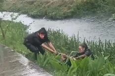 Cuatro policías se tiraron a un canal para atrapar a un hombre que huyó tras agredir a su expareja