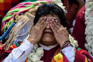 El expresidente boliviano Evo Morales se emociona durante un mitin en su ciudad natal Orinoca, Bolivia, el 10 de noviembre de 2020, luego de su regreso de la Argentina