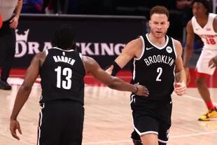 Blake Griffin saluda a James Harden; el poderío de Brooklyn Nets asusta a la NBA