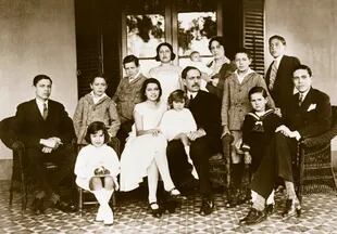 Horacio Beccar Varela y su esposa, María Cristina Castro Videla, junto a sus doce hijos en la galería (circa 1928).