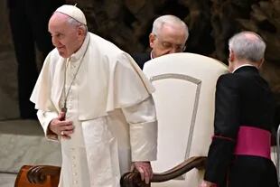 El Papa Francisco sonríe durante un intercambio de saludos navideños con los empleados de la Santa Sede y la Gobernación SCV, durante una audiencia privada en el Aula Pablo VI en el Vaticano el 22 de diciembre de 2022