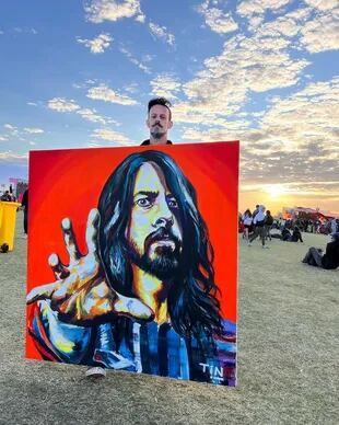 TiN posa con el cuadro de Dave Grohl terminado (Foto: Instagram @tin_rocktambulo)