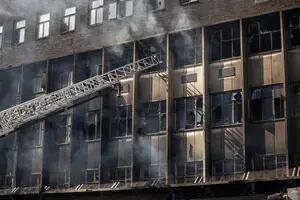 Un impresionante incendio en un edificio en Johannesburgo dejó más de 73 muertos