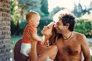 Benito de bebé en brazos de su mamá, Cecilia Amenábar, junto a su papá Gustavo Cerati