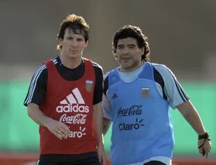 Lionel Messi y Diego Maradona en un entrenamiento de la selección argentina en 2009