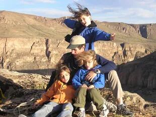 Alberto del Castillo y sus hijas, en Parque Patagonia. 2005.