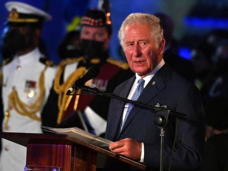 El príncipe Carlos dando un discurso en Barbados; en el mismo evento fue filmado cabeceando de sueño