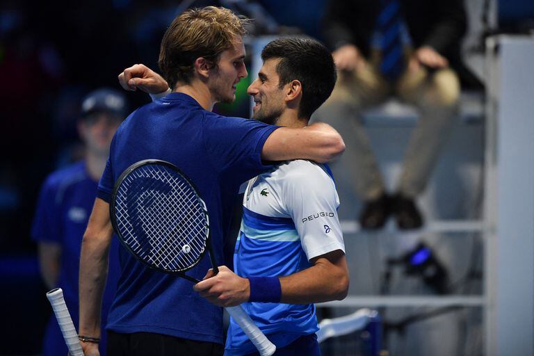 Zverev se abraza con Djokovic luego de ganarle la segunda semifinal del Torneo de Maestros en Turín.