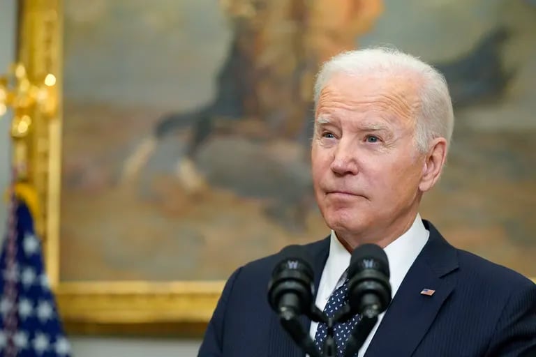 El presidente Joe Biden escucha una pregunta de un reportero mientras habla sobre Ucrania en la Casa Blanca el viernes 18 de febrero de 2022 en Washington. (AP Foto/Alex Brandon)