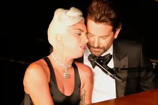 Lady Gaga y Bradley Cooper, en el escenario, uno de los mejores momentos de la noche