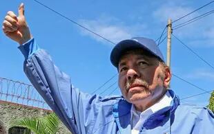Daniel Ortega levantando el pulgar después de emitir su voto durante las elecciones generales, en Managua, Nicaragua, el 7 de noviembre de 2021