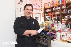 Aprendió en Japón a preparar un sushi gigante y hoy enseña a hacerlo en un pueblo bonaerense