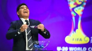Diego Maradona será uno de los ayudantes del sorteo