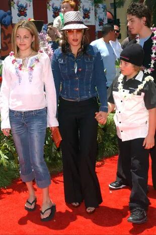 Lisa Marie Presley junto a sus dos hijos mayores