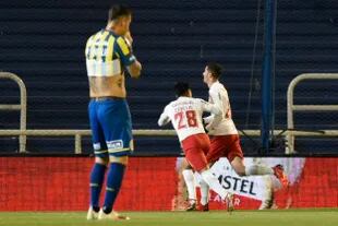 Bruno Praxedes festeja el primer gol de Bragantino, tras ganar de cabeza en el área rosarina