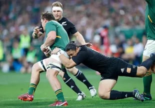 Jasper Wiese se lanza al tacle en el partido por el Rugby Championship entre Sudáfrica y Nueva Zelanda
