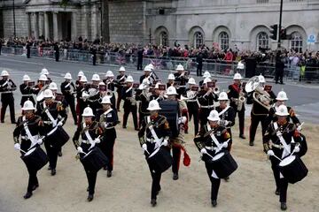 Miembros de la banda militar marchan en Horse Guards Avenue